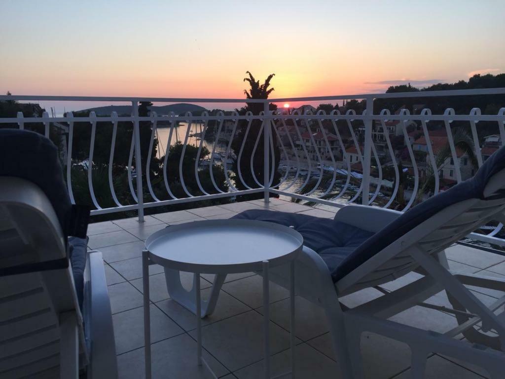 Apartment In Maslinica 70M From The Sea Dış mekan fotoğraf